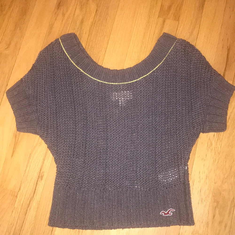 HOLLISTER short sleeve slightly cropped sweater